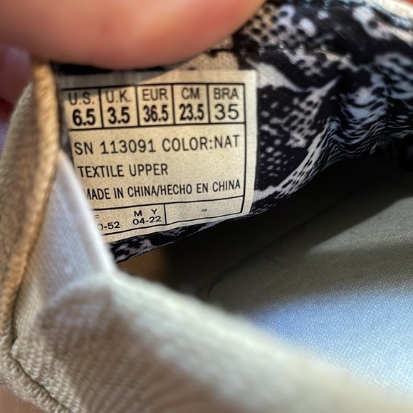 BOBS from Skechers Tan Canvas Flats Slip-Ons Memory Foam Women’s 6.5 Summer Shoe - Picture 7 of 7